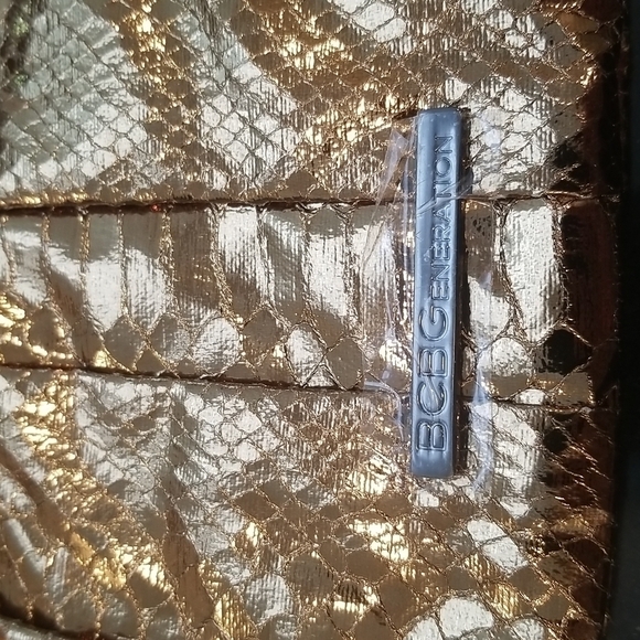 BCBGENERATION Clutch with Shoulder Chain ~ Shiny Bronze NWT - Picture 4 of 10